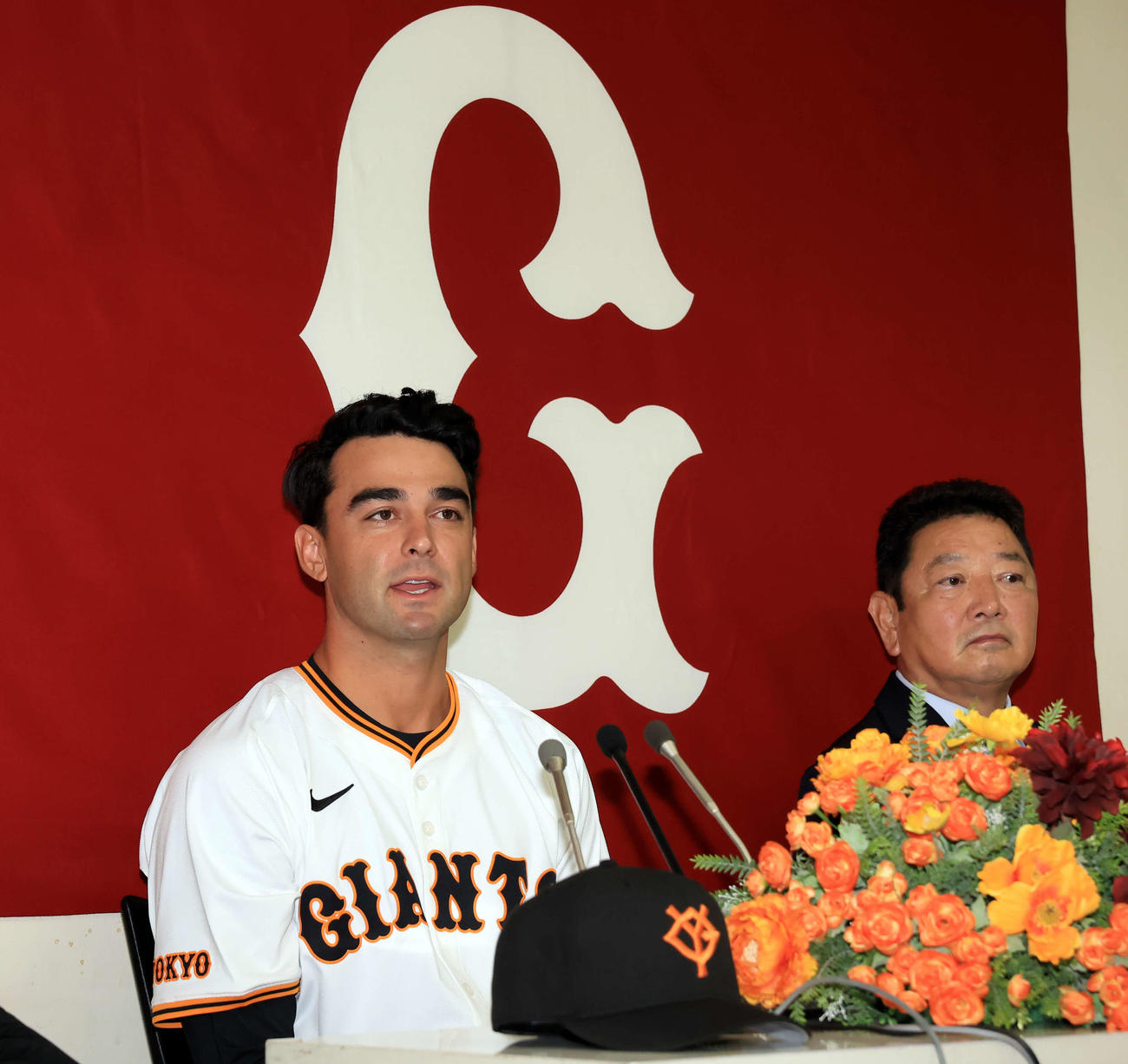巨人入団会見で、思いを語るモンテス（左）。右は吉村編成本部長（撮影・浅見桂子）