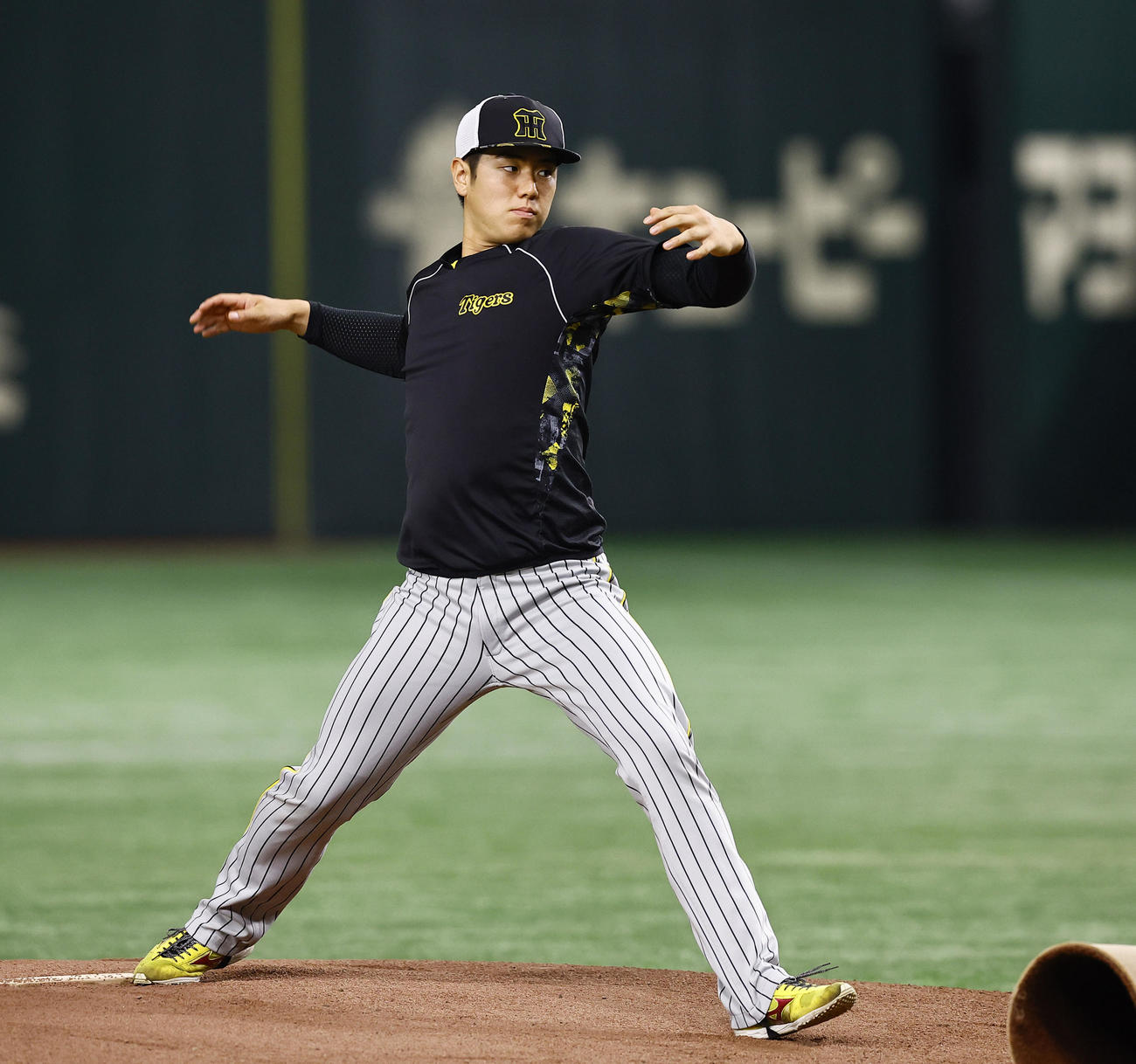 巨人対阪神　練習前にマウンドを確認する阪神石黒（撮影・藤尾明華）