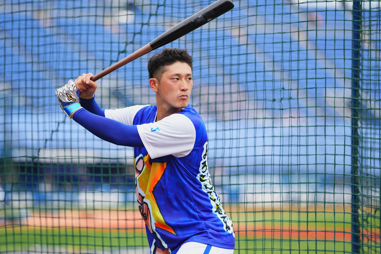 DeNA対広島　試合前、キッズデザインのチームウエアを着て練習に臨むDeNA松尾（撮影・垰建太）