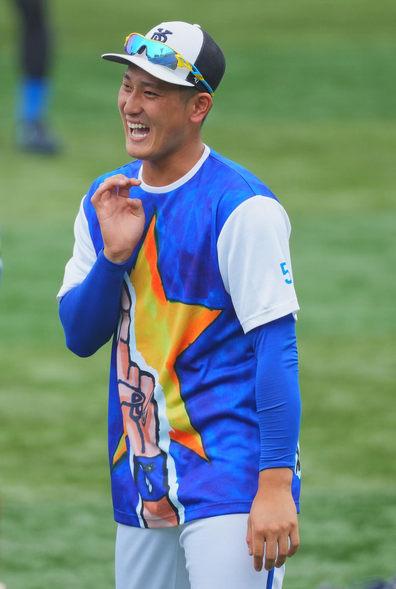 DeNA対広島　試合前、キッズデザインのチームウエアを着て練習に臨むDeNA松尾（撮影・垰建太）