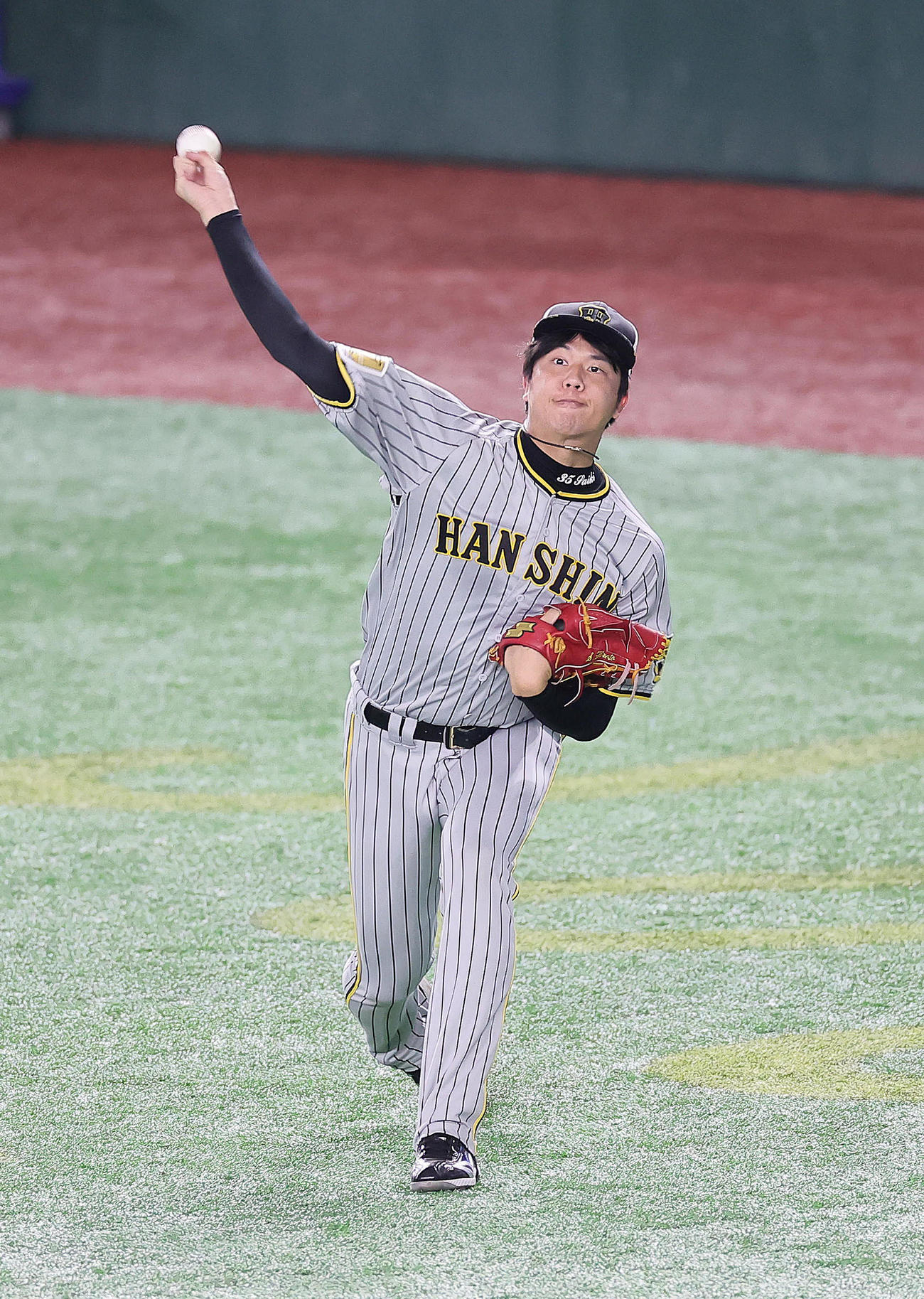 キャッチボールで調整する阪神才木（撮影・足立雅史）