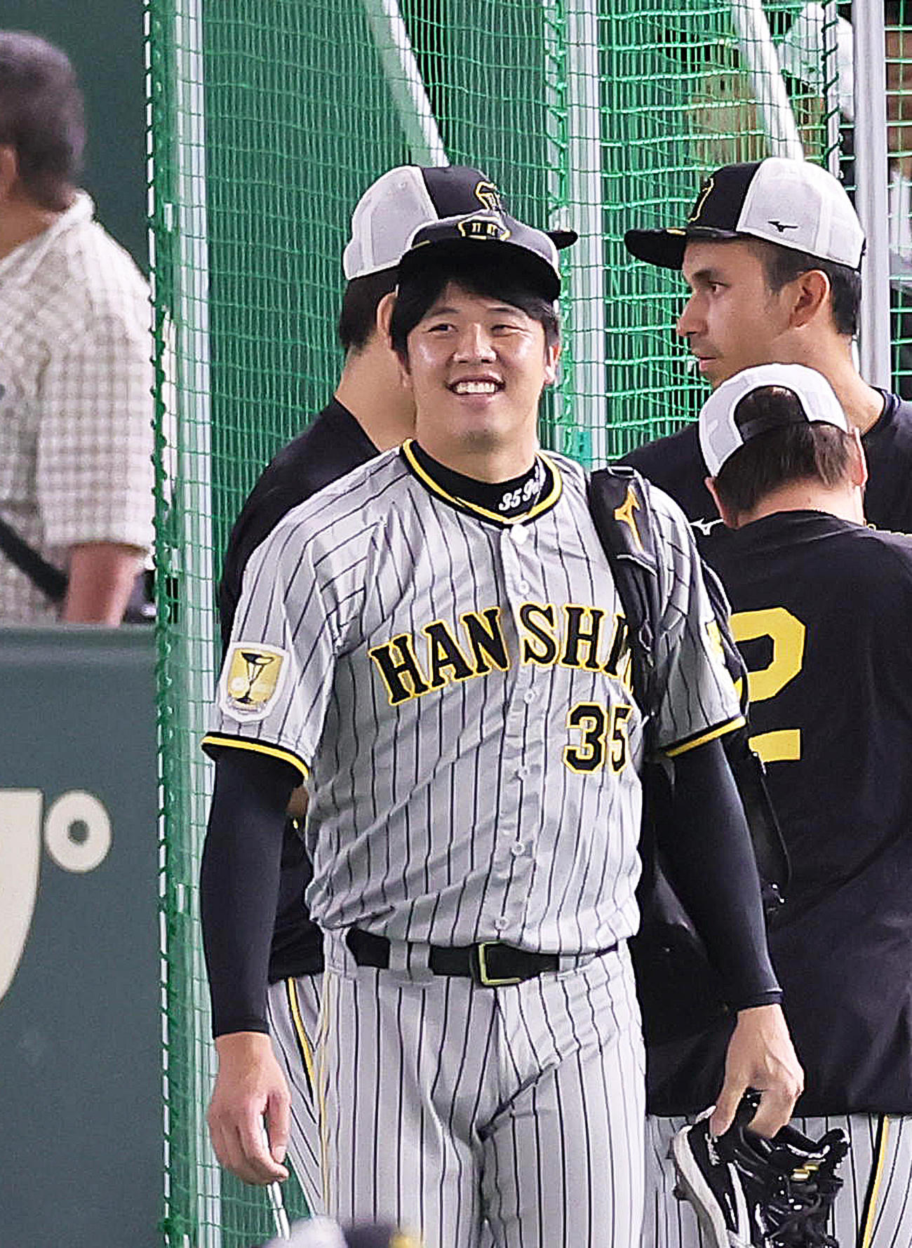 笑顔で練習に向かう阪神才木（撮影・足立雅史）