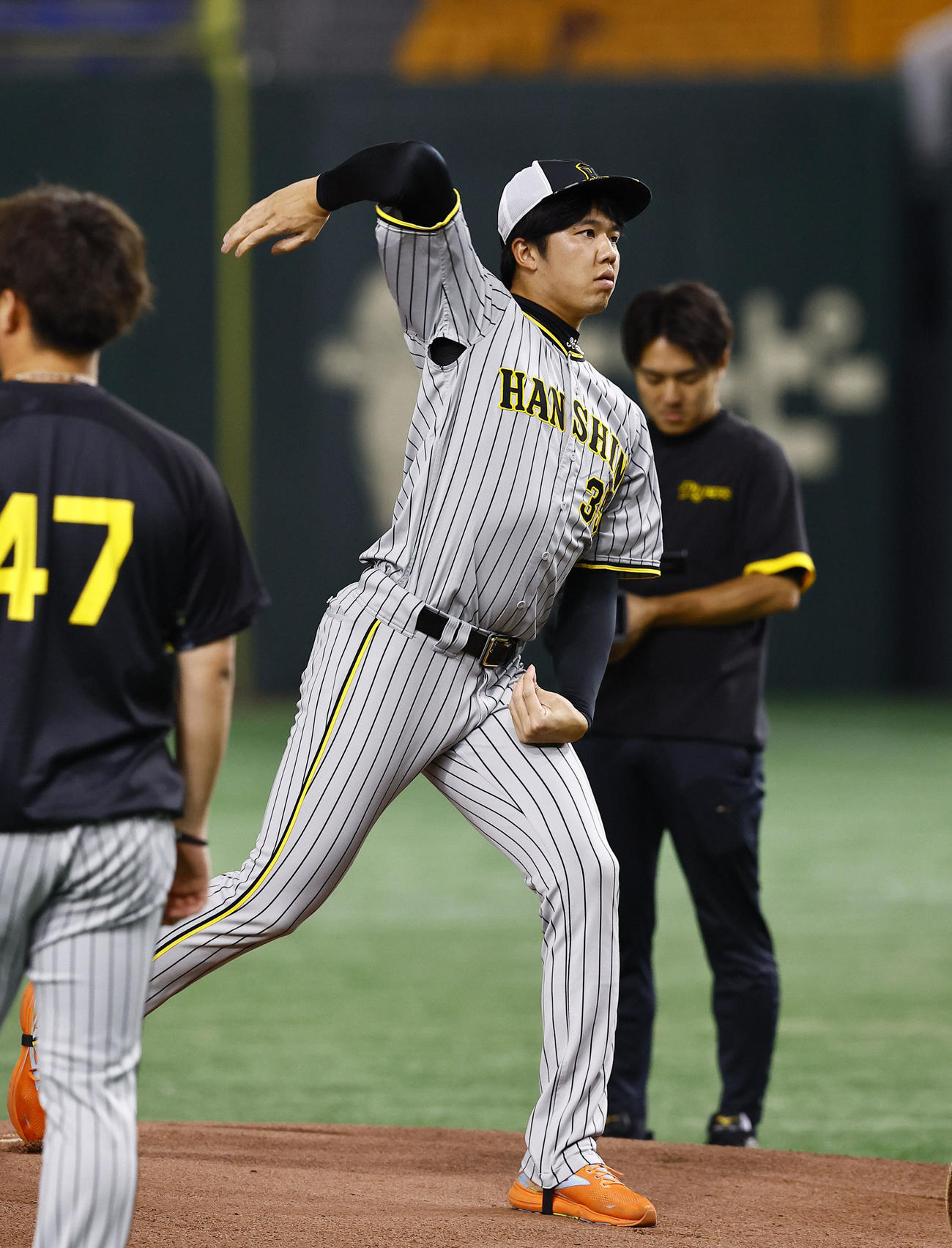 巨人対阪神　練習前にマウンドを確認する阪神才木（撮影・藤尾明華）