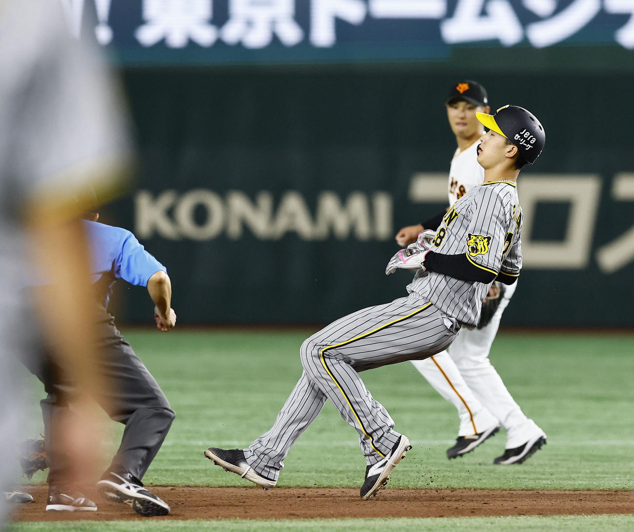 巨人対阪神　5回表阪神1死一塁、打者ビーズリーのとき二盗失敗する小幡（撮影・藤尾明華）