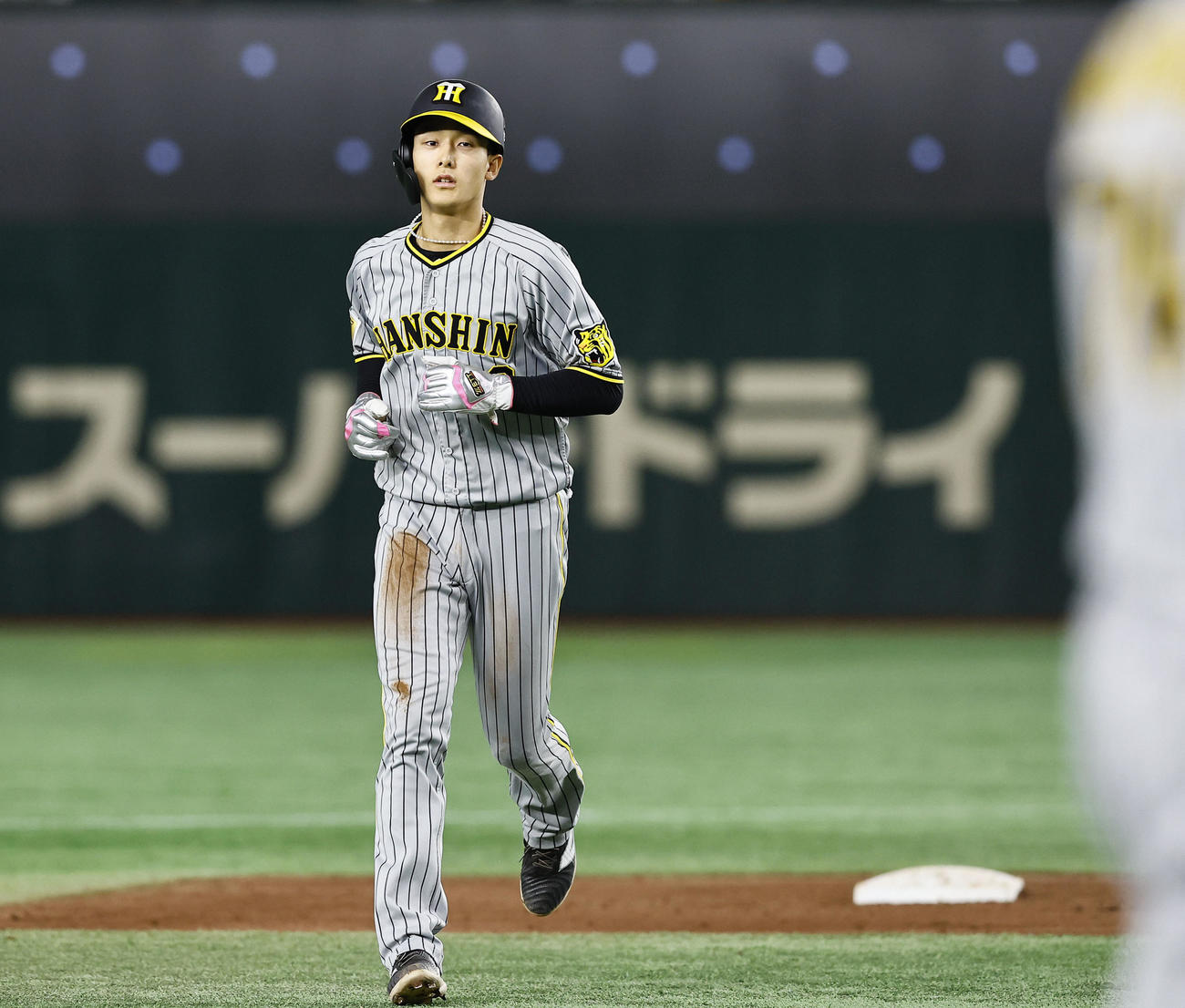 巨人対阪神　5回表阪神1死一塁、打者ビーズリーのとき二盗失敗しベンチに戻る小幡（撮影・藤尾明華）