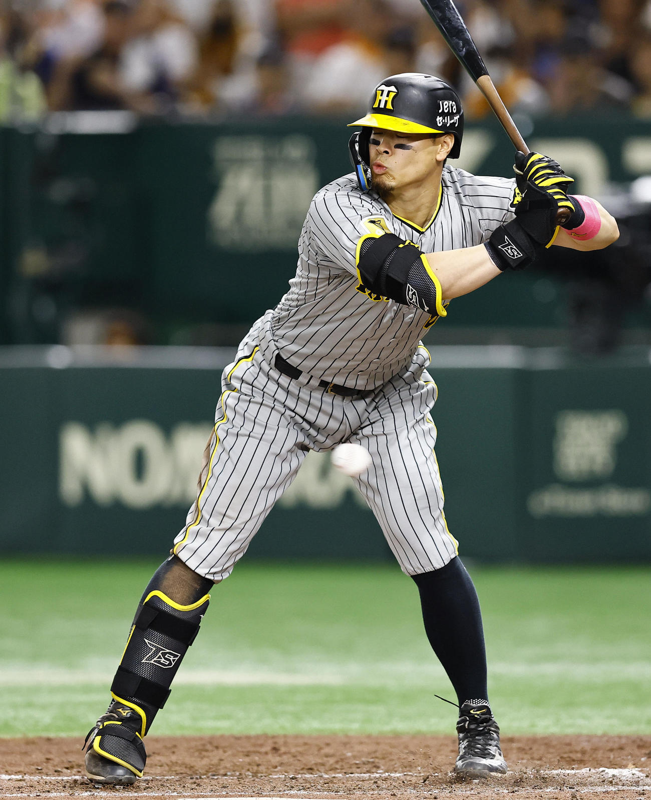 巨人対阪神　4回表阪神2死三塁、内角の球を避ける佐藤輝（撮影・藤尾明華）