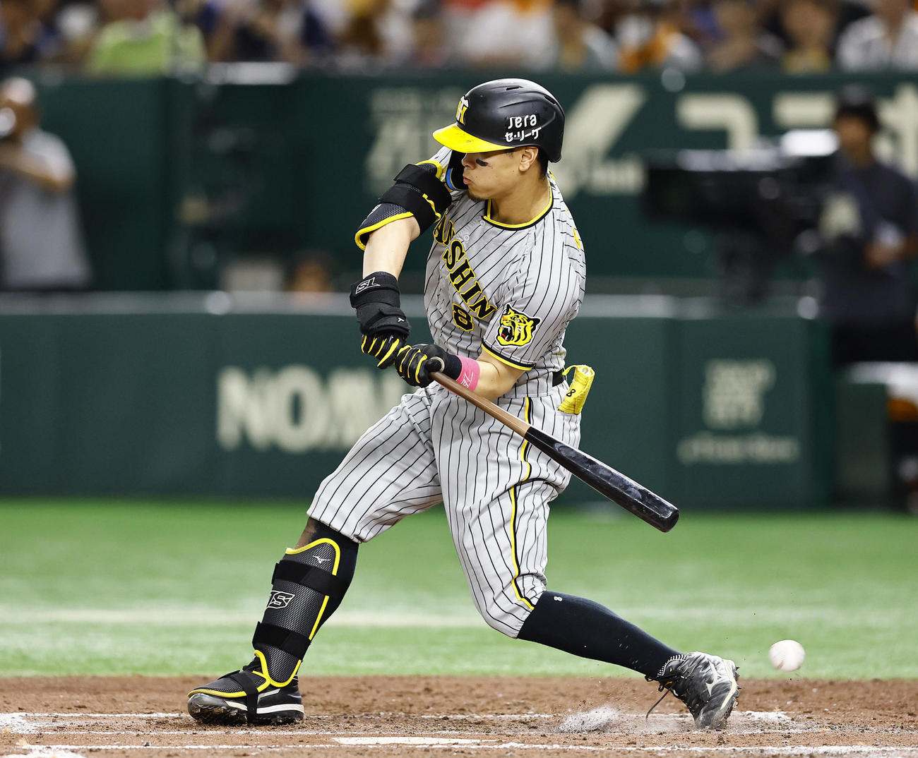 巨人対阪神　4回表阪神2死三塁、四球を選ぶ佐藤輝（撮影・藤尾明華）