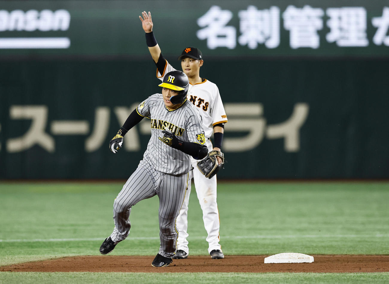 巨人対阪神　4回表阪神2死一、三塁、大山は左越えに2点適時三塁打を放ち二塁を蹴る（撮影・藤尾明華）
