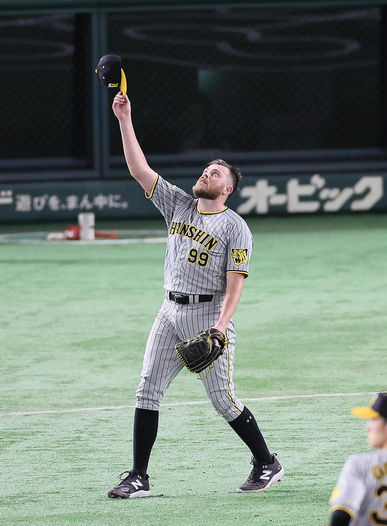 巨人対阪神　6回裏巨人2死二塁、岸田を右飛に仕留め帽子を天に掲げるビーズリー（撮影・足立雅史）