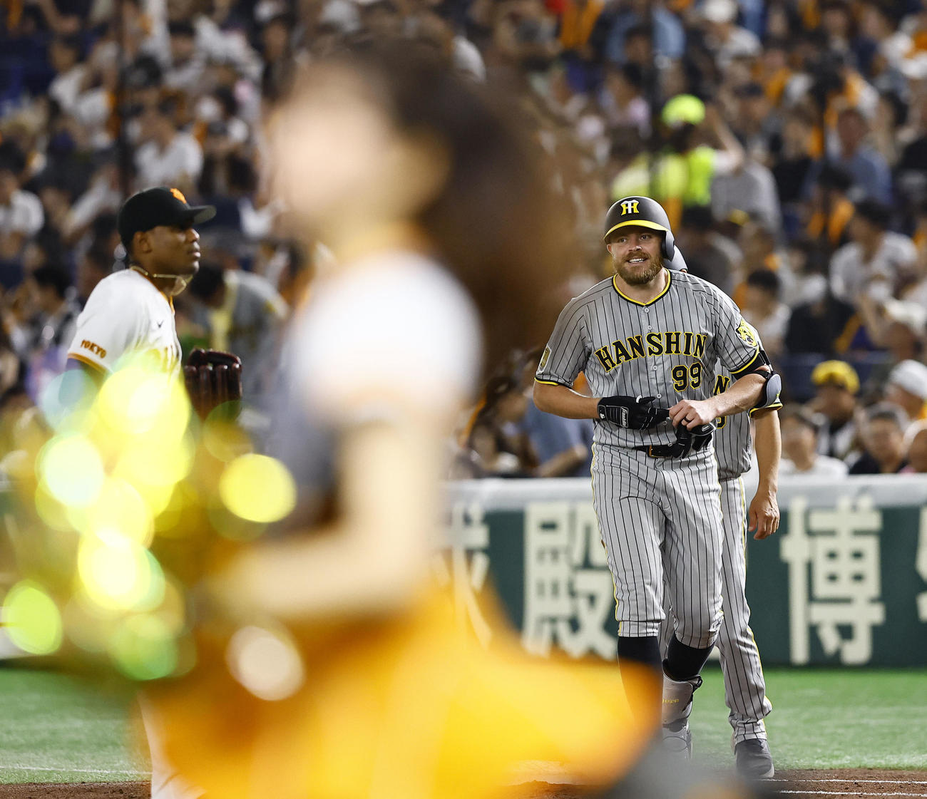 巨人対阪神　3回表阪神2死、二ゴロに倒れ苦笑いするビーズリー（右）（撮影・藤尾明華）