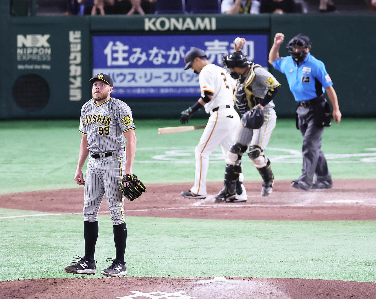 巨人対阪神　5回裏巨人2死、吉川（後方）を空振り三振に仕留めたビーズリー（撮影・足立雅史）