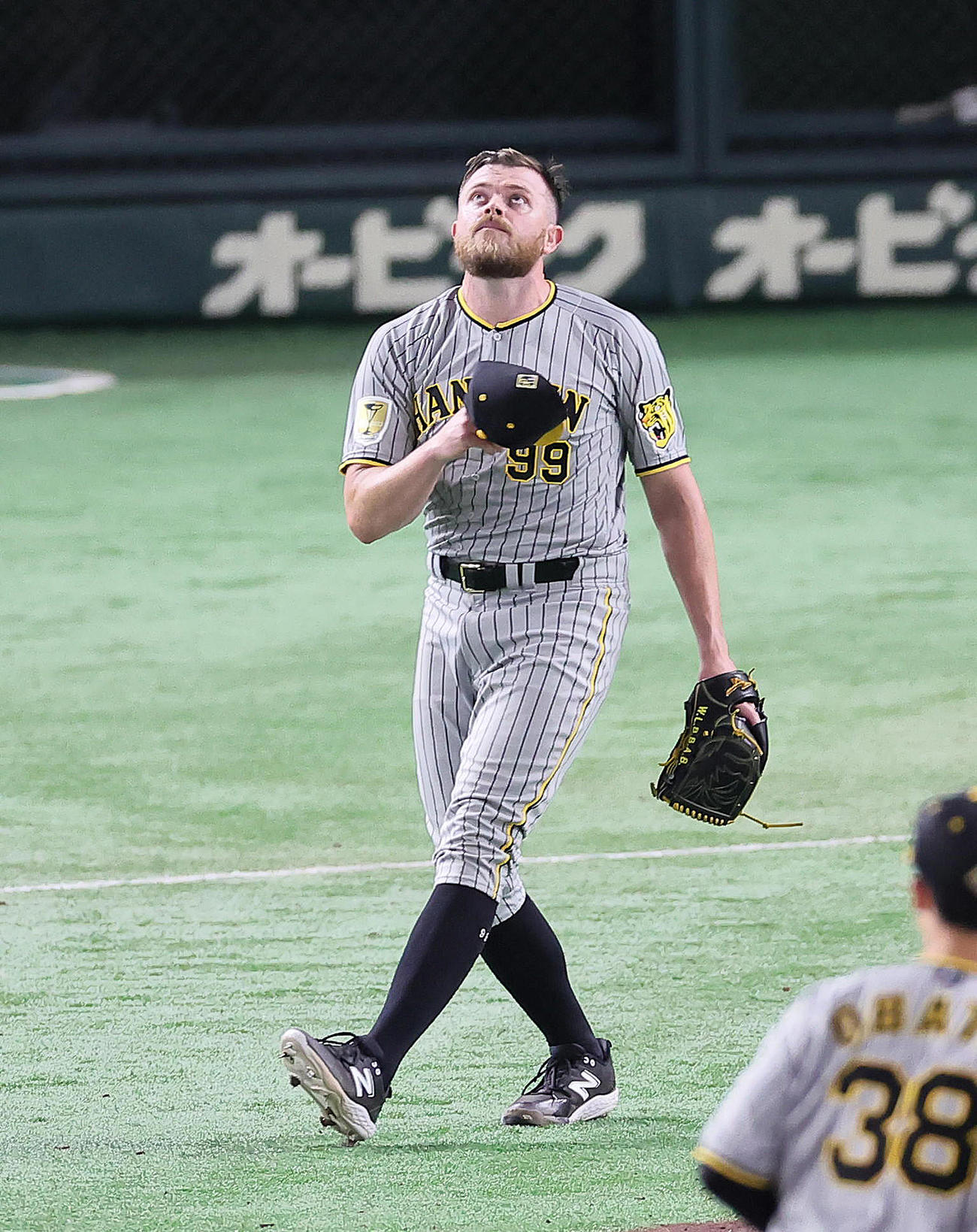 巨人対阪神　6回裏巨人2死二塁、岸田を右飛に仕留めたビーズリー（撮影・足立雅史）
