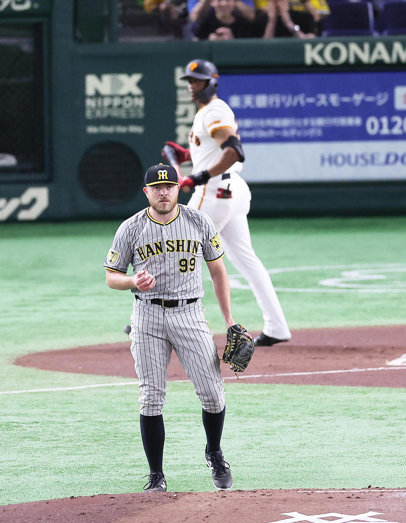 巨人対阪神　1回裏巨人1死一塁、ヘルナンデス（後方）を空振り三振に仕留めたビーズリー（撮影・足立雅史）