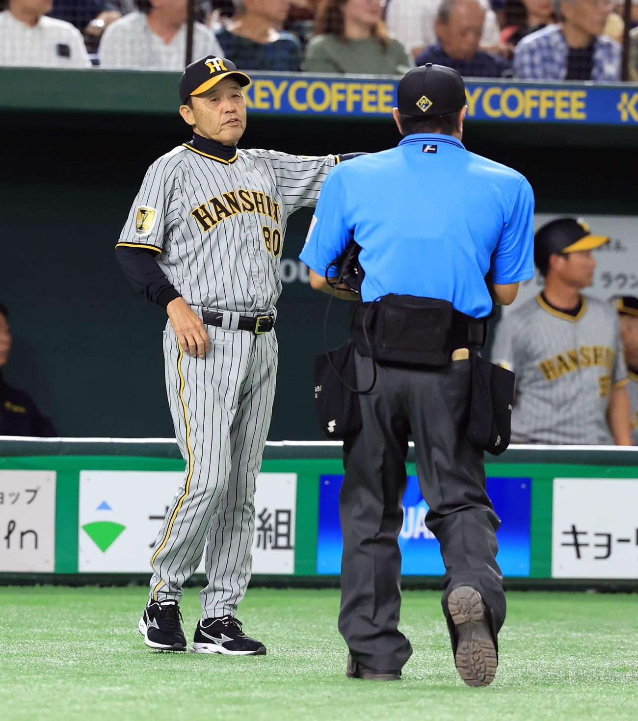 巨人対阪神　7回裏巨人2死一塁、打者丸の前で選手交代を告げる岡田監督（撮影・浅見桂子）