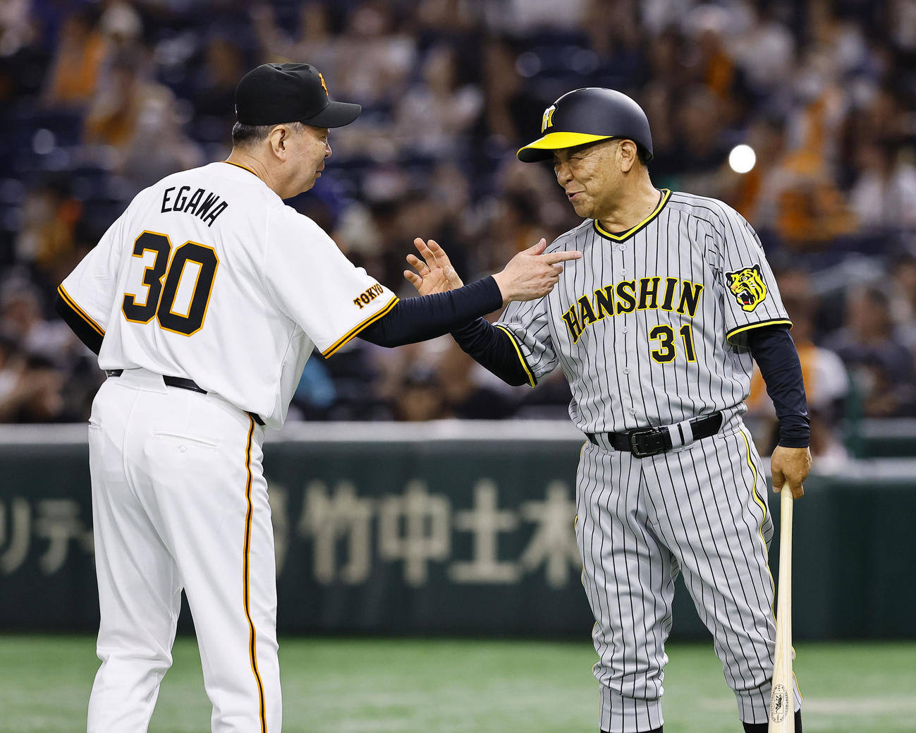 OB戦　巨人阪神　2回、対戦前に言葉を交わす江川卓氏（左）と掛布雅之氏（撮影・藤尾明華）