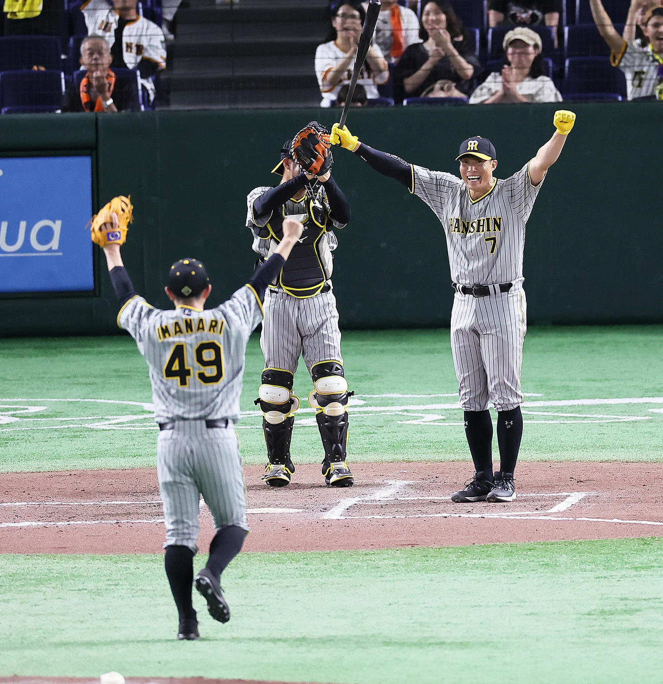 巨人対阪神　イニング間のイベントで本塁打を放ちガッツポーズする阪神糸井氏（右）（撮影・足立雅史）