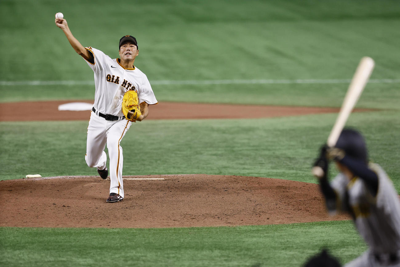 OB戦　巨人阪神　1回、鳥谷敬氏に投げ込む上原浩治氏（撮影・藤尾明華）