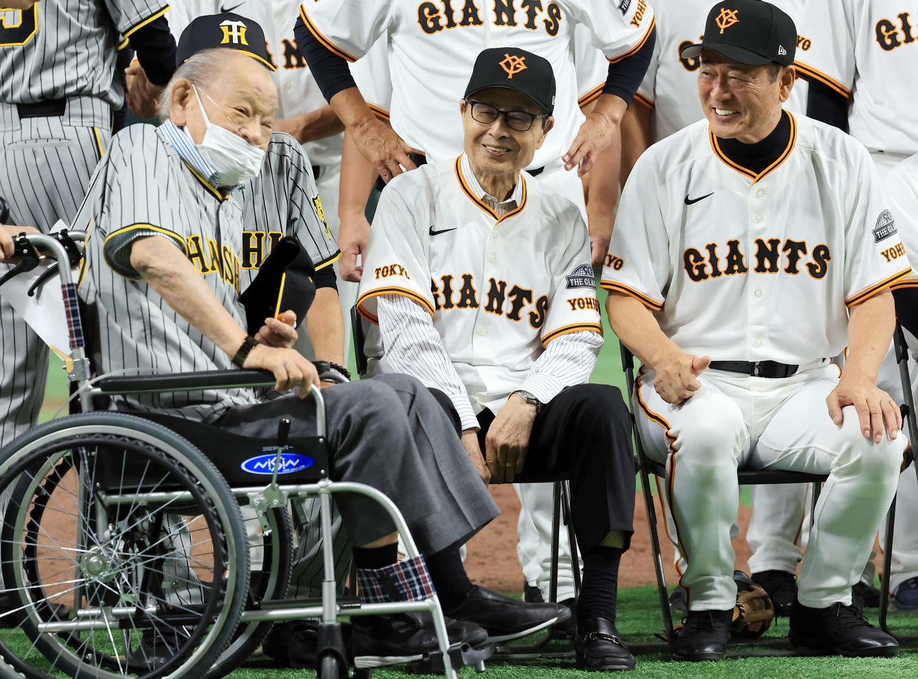OB戦　巨人対阪神　試合前、江夏豊氏（手前）と笑顔であいさつする王貞治氏（中央）。右は中畑清氏（撮影・浅見桂子）