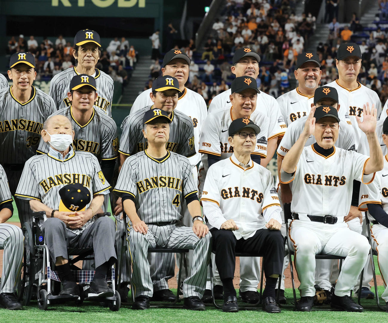 OB戦　巨人対阪神　試合前、記念撮影する前列左から、江夏豊氏、川藤幸三氏、王貞治氏、、中畑清氏ら（撮影・浅見桂子）