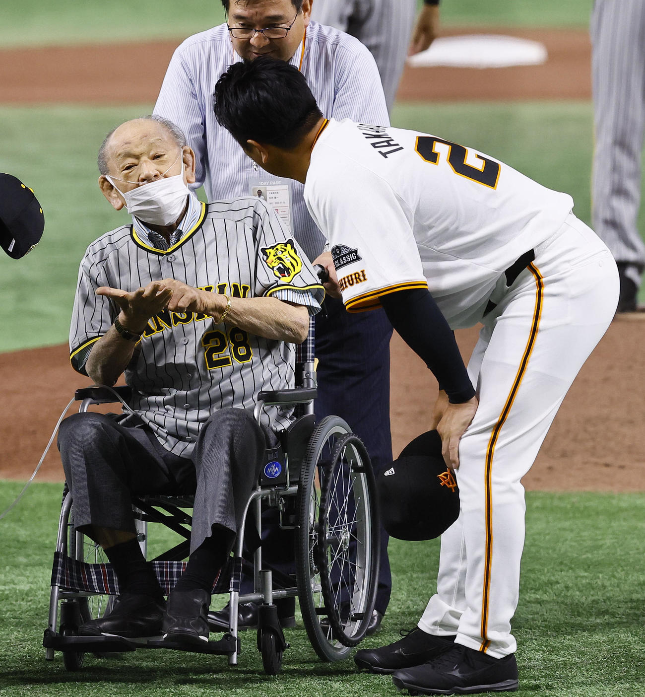 OB戦　巨人阪神　高橋由伸氏（右）と言葉を交わす江夏豊氏（撮影・藤尾明華）