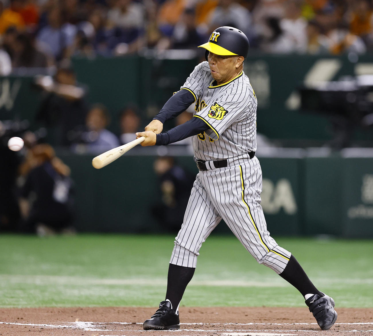 OB戦　巨人阪神　2回、江川卓氏と対戦し、安打を放つ掛布雅之氏（撮影・藤尾明華）