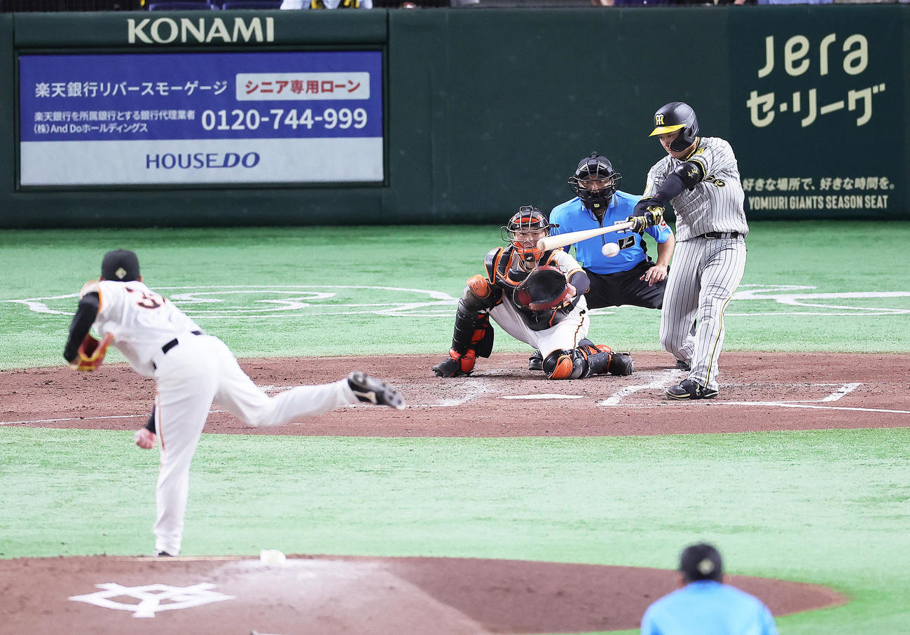巨人対阪神　4回表阪神2死一、三塁、大山は先制の2点適時二塁打を放つ。投手赤星（撮影・足立雅史）