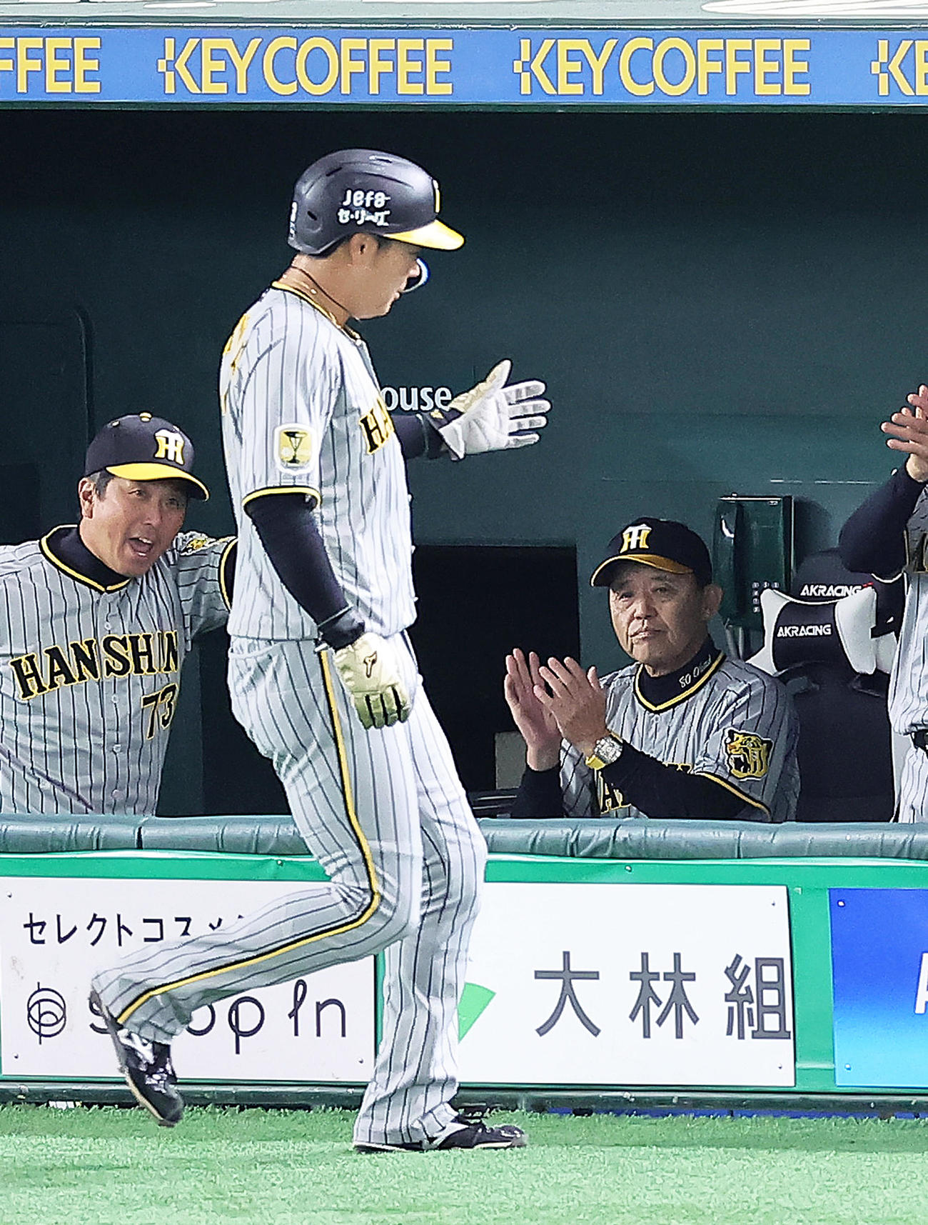 巨人対阪神　4回、先制2点適時二塁打の大山（手前）に拍手する岡田監督（撮影・足立雅史）