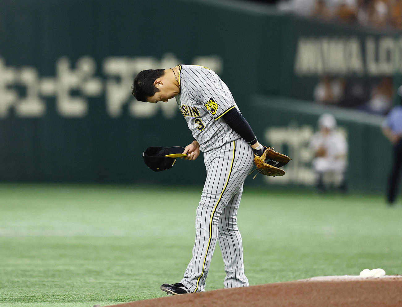 巨人対阪神　4回に左越え2点適時三塁打を放ち、ファンの声援に応える阪神大山（撮影・藤尾明華）