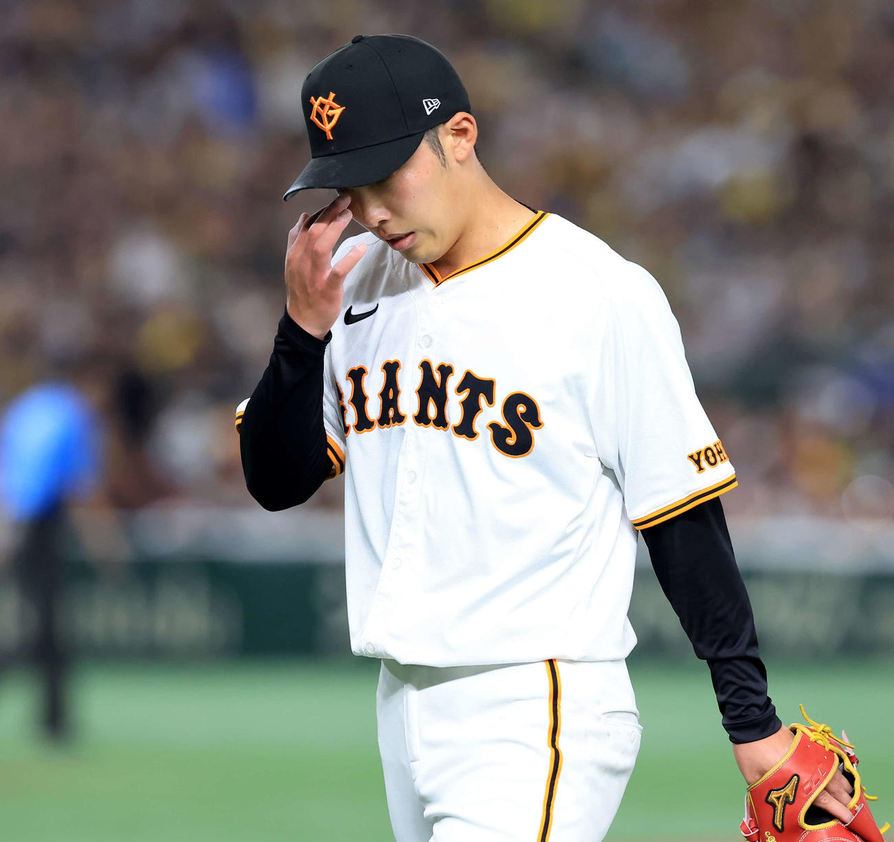 巨人対阪神　4回表阪神に2点を許し、悔しそうに引き揚げる赤星（撮影・浅見桂子）