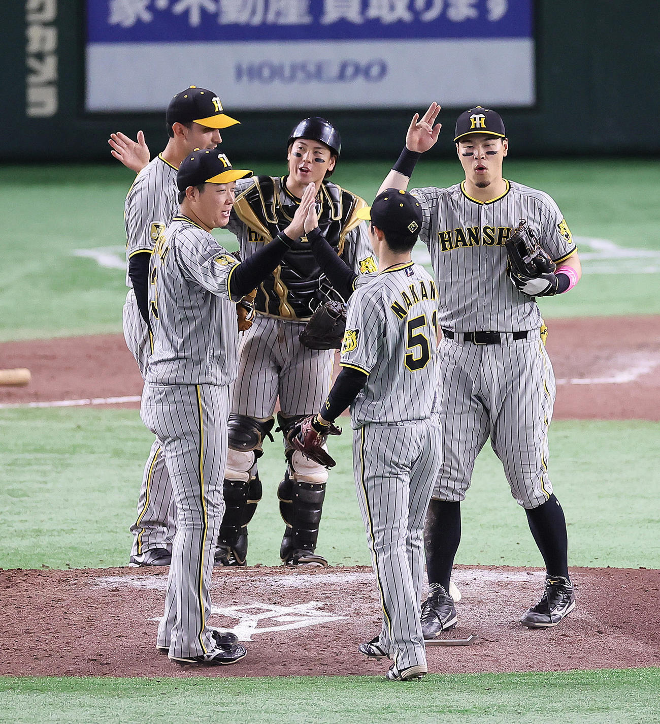 巨人対阪神　巨人に勝利しタッチを交わす阪神大山（手前左）、佐藤輝（同右）ら（撮影・足立雅史）