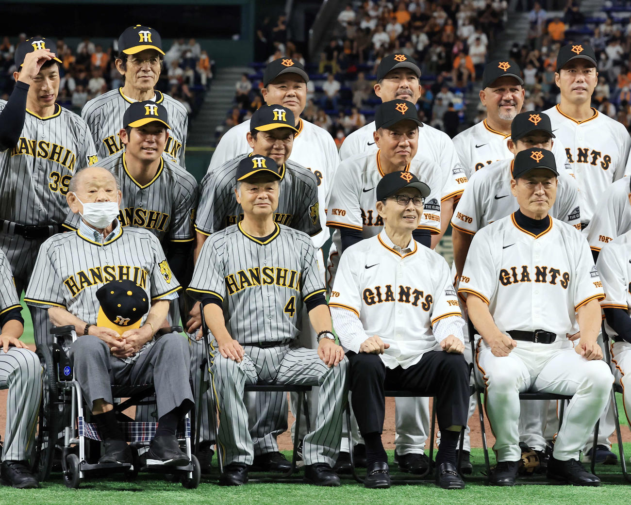 OB戦　巨人対阪神　試合前、記念撮影する前列左から、江夏豊氏、川藤幸三氏、王貞治氏、、中畑清氏ら（撮影・浅見桂子）