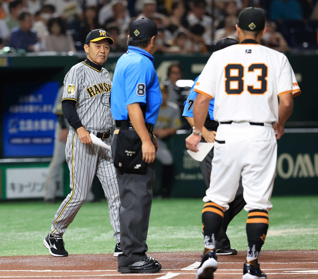 巨人対阪神　メンバー最終確認に向かう阪神岡田監督（左）（撮影・浅見桂子）