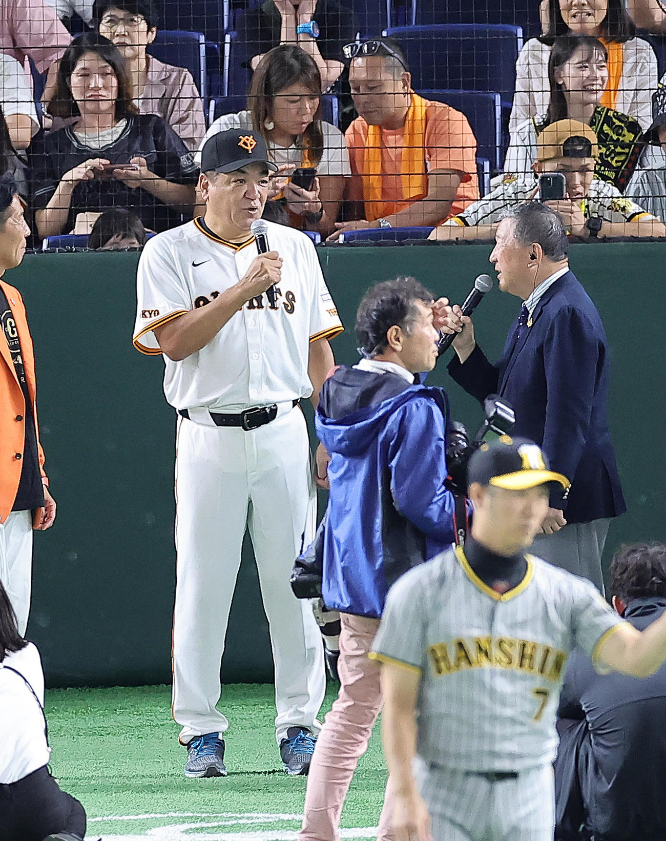 試合前、85年、甲子園球場での阪神戦「バックスクリーン3連発」被弾について語る巨人槙原氏（撮影・足立雅史）