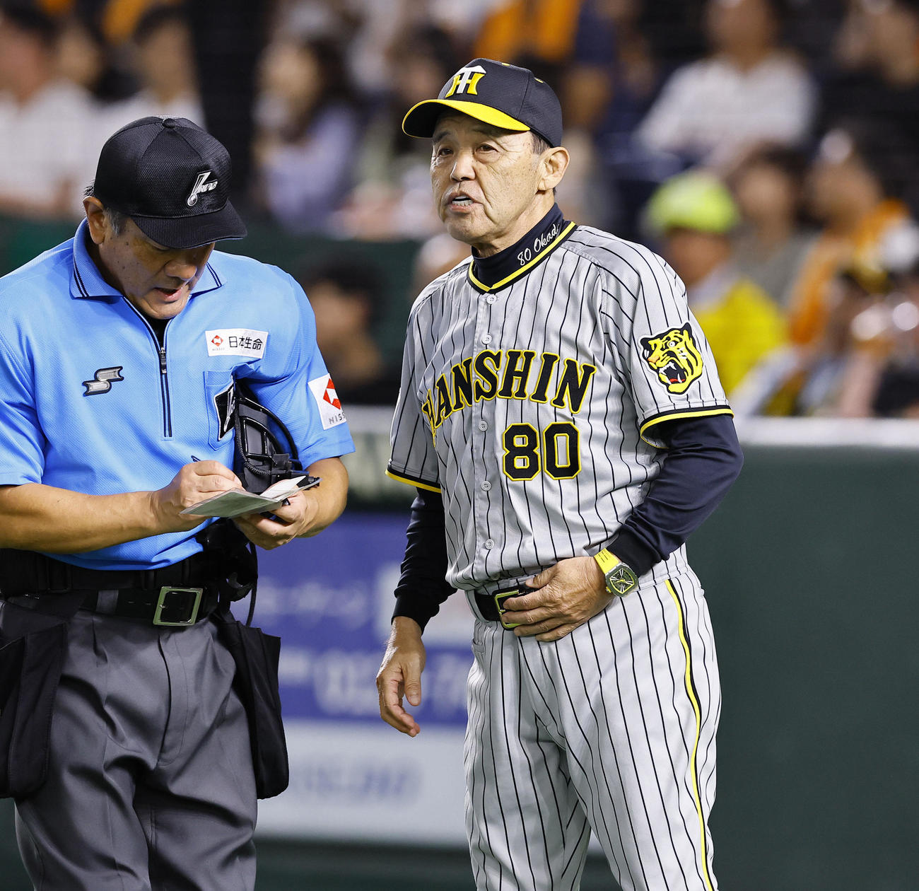 巨人対阪神　7回、交代を告げる阪神岡田監督（撮影・藤尾明華）