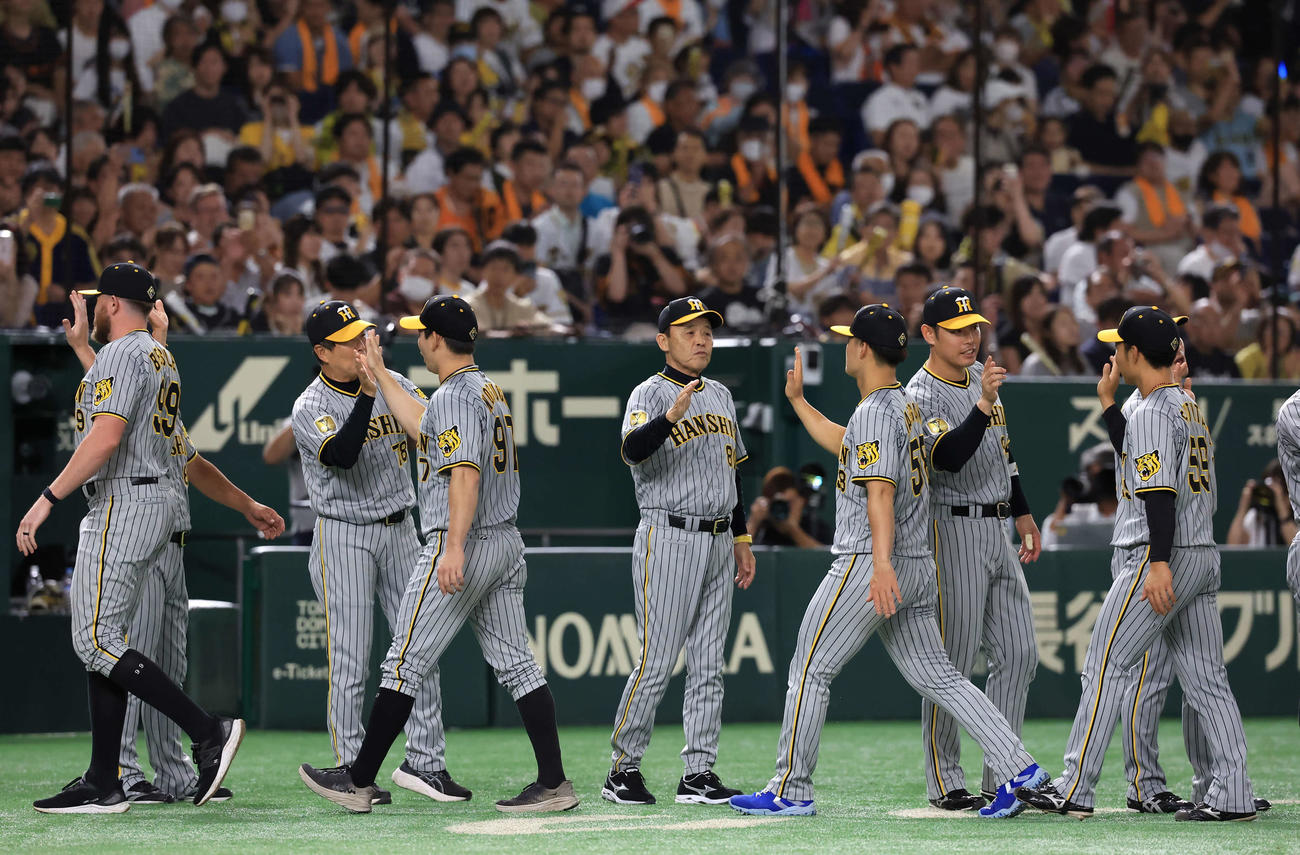 巨人対阪神　2－0で勝利し、ナインとハイタッチする阪神岡田監督（中央）（撮影・浅見桂子）