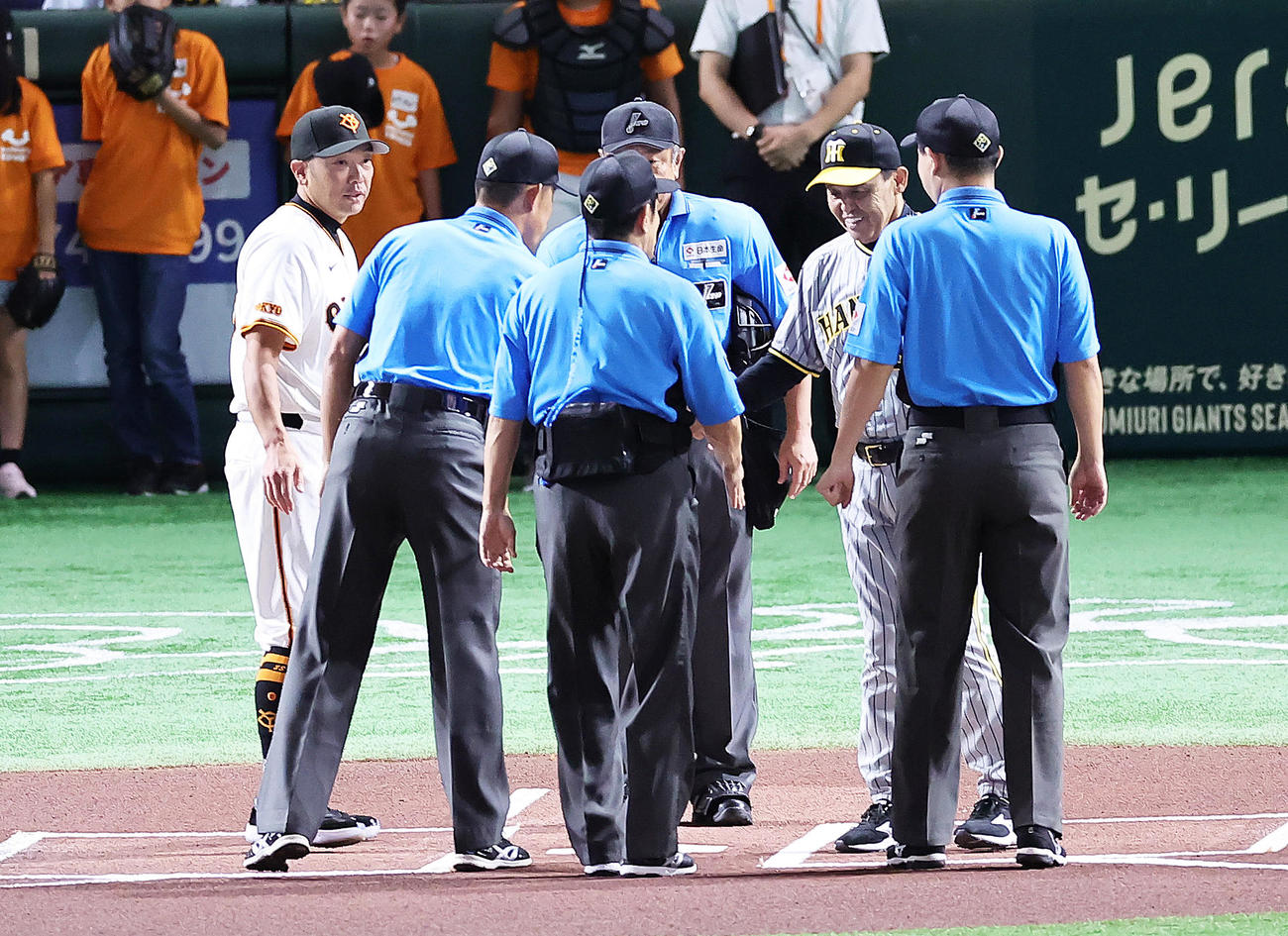 巨人対阪神　メンバー表の交換を行う巨人阿部監督（左端）と阪神岡田監督（右から2人目）（撮影・足立雅史）