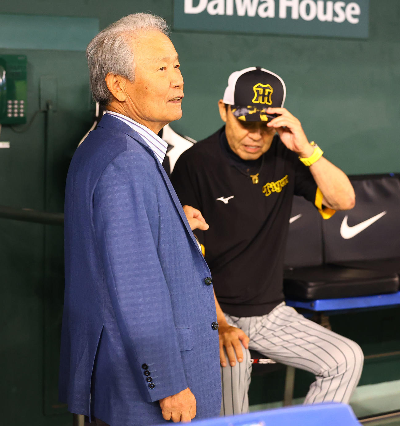 巨人対阪神　阪神岡田監督（奥）を訪問した日本野球機構の榊原定征コミッショナー（撮影・藤尾明華）