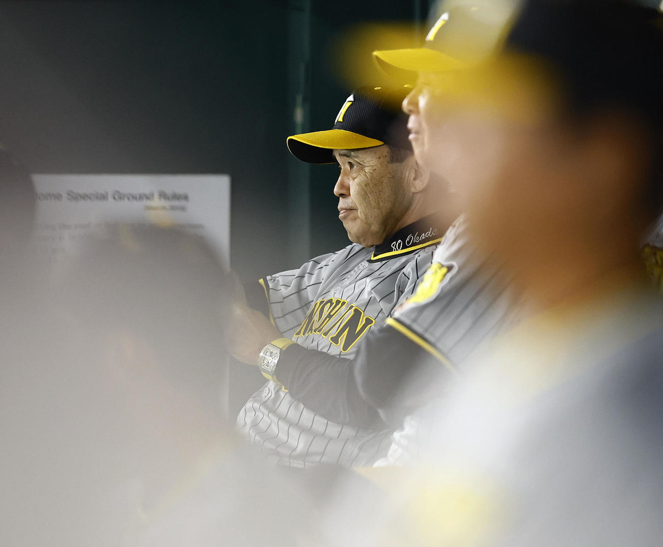 巨人対阪神　3回、試合を見つめる阪神岡田監督（撮影・藤尾明華）
