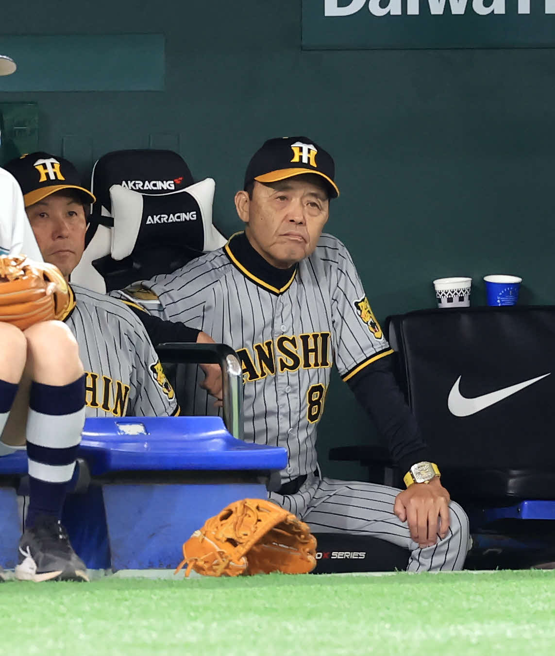 巨人対阪神　ベンチで浮かない表情の阪神岡田監督（撮影・浅見桂子）