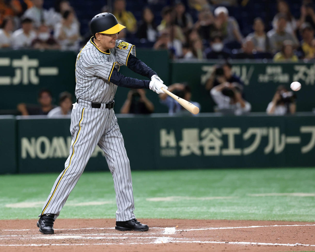 OB戦　巨人対阪神　5回表阪神の攻撃で中前打を放つ田淵幸一氏（撮影・浅見桂子）