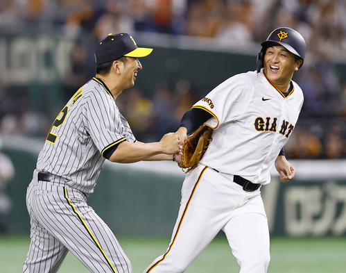 OB戦 巨人阪神 対戦を終え握手を交わす阪神OBの藤川球児氏(左)と巨人OBの高橋由伸氏(撮影・藤尾明華)