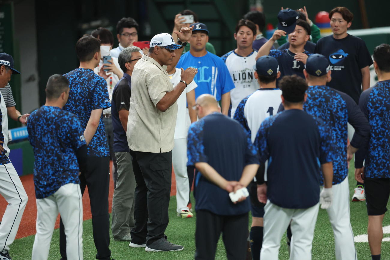 西武対オリックス　試合前、選手たちに話をする西武スペシャルアドバイザーのデストラーデ氏（撮影・河田真司）