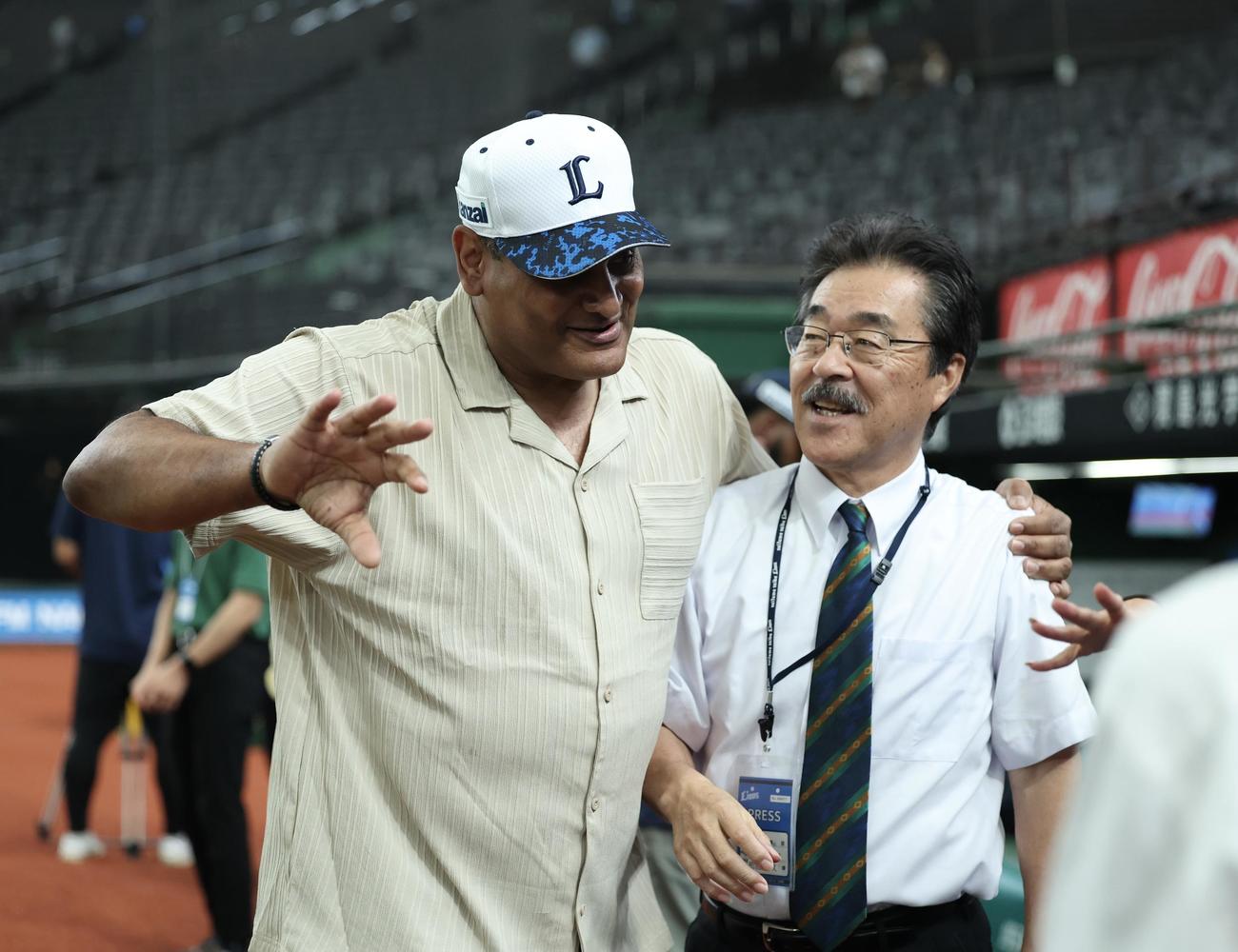 西武対オリックス　松沼氏（右）と言葉を交わす西武スペシャルアドバイザーのデストラーデ氏（撮影・河田真司）