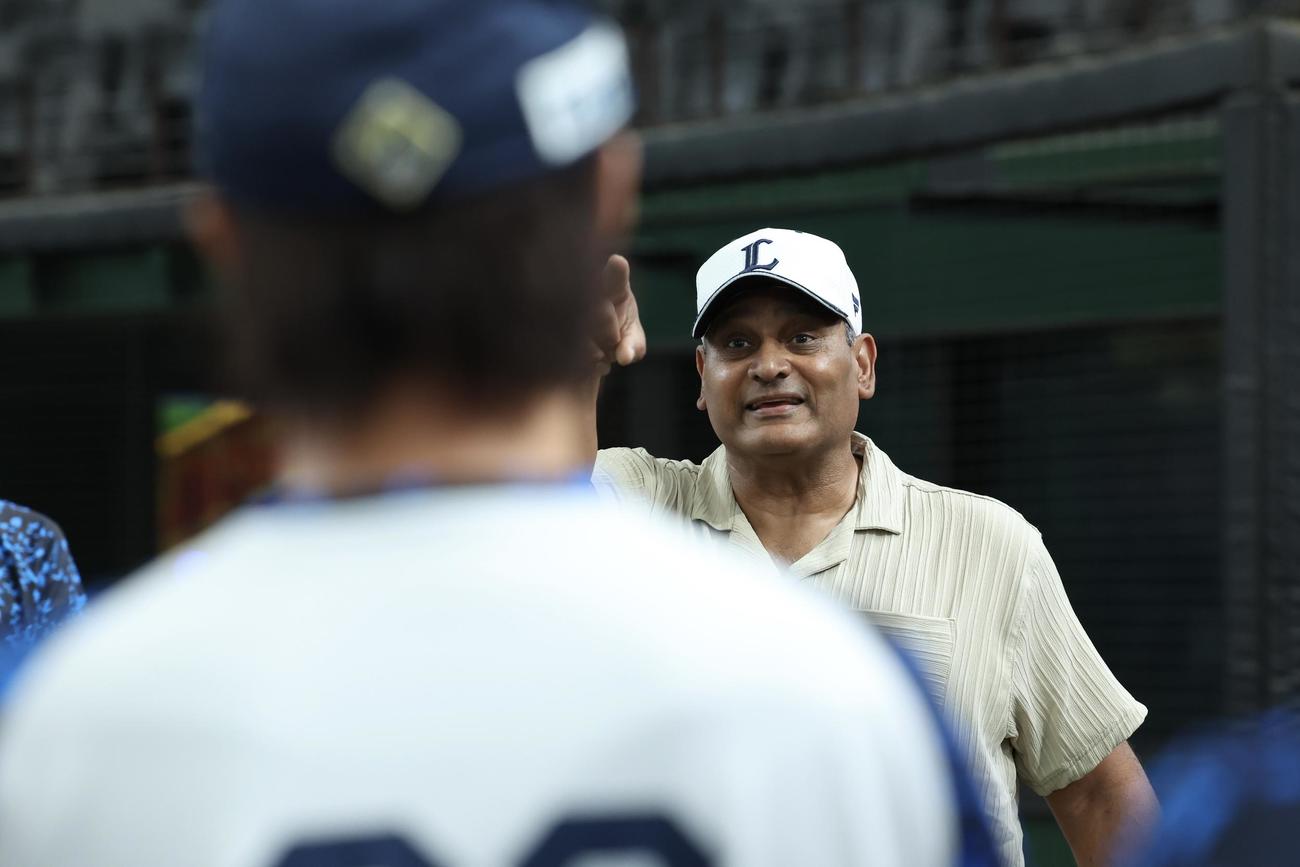 西武対オリックス　試合前、選手たちに話をする西武スペシャルアドバイザーのデストラーデ氏（撮影・河田真司）