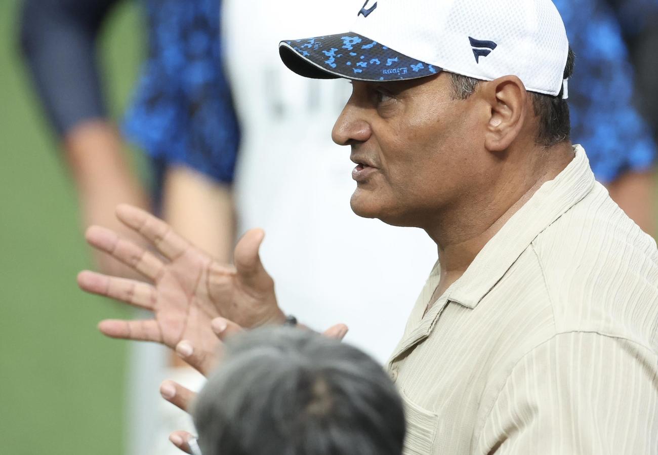 西武対オリックス　試合前、選手たちに話をする西武スペシャルアドバイザーのデストラーデ氏（撮影・河田真司）