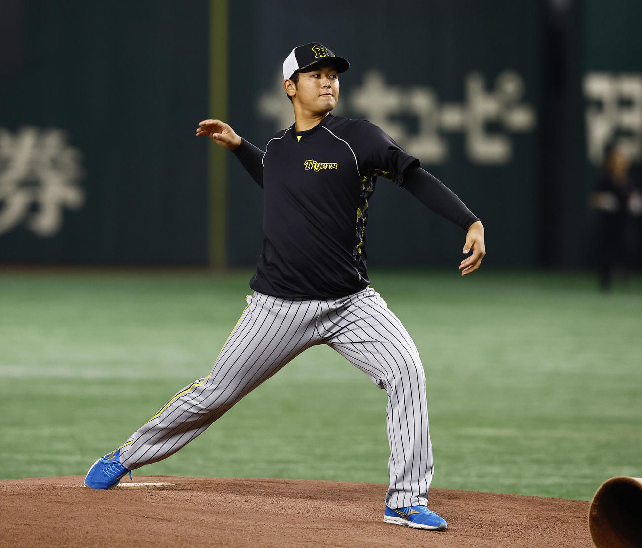 巨人対阪神　練習前にマウンドを確認する阪神岡留（撮影・藤尾明華）