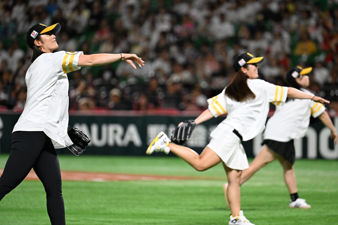 ソフトバンク対ロッテ　セレモニアルピッチを行う女子プロゴルファー（左から）渡辺、佐久間、後藤（撮影・林敢治）