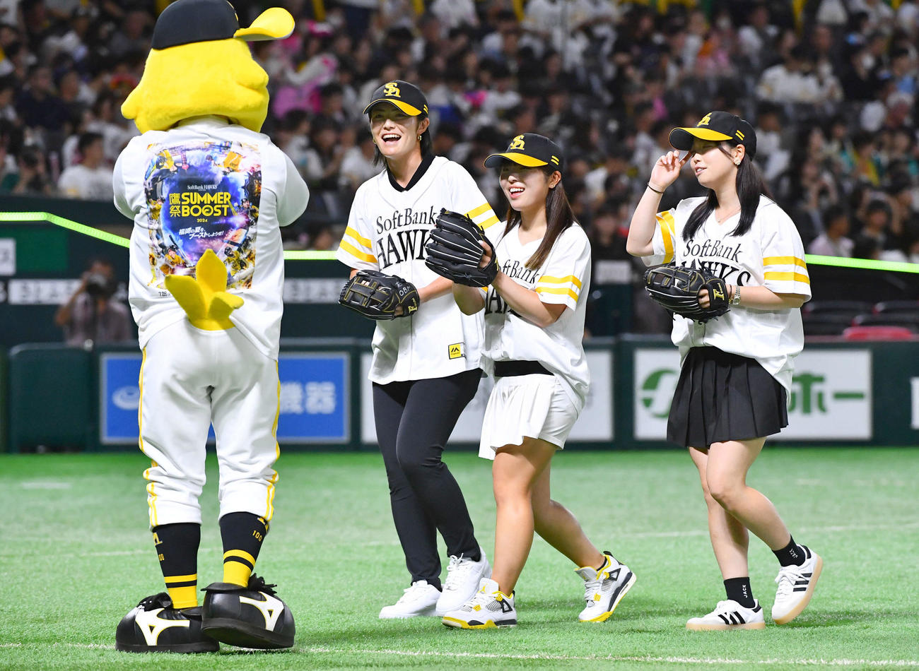ソフトバンク対ロッテ　セレモニアルピッチを終えて笑顔を見せる女子プロゴルファーの、左から渡辺彩香、佐久間朱莉、後藤未有（撮影・岩下翔太）