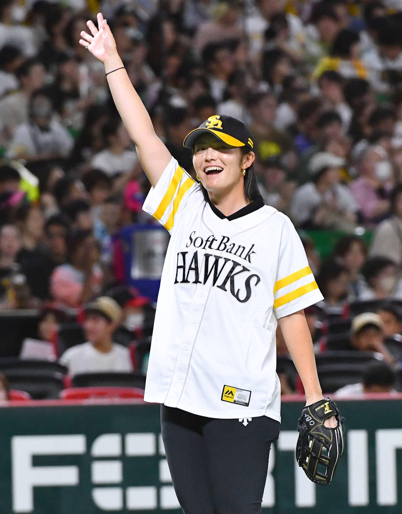 ソフトバンク対ロッテ　セレモニアルピッチを終えて笑顔で手を振る女子プロゴルファーの渡辺彩香（撮影・岩下翔太）