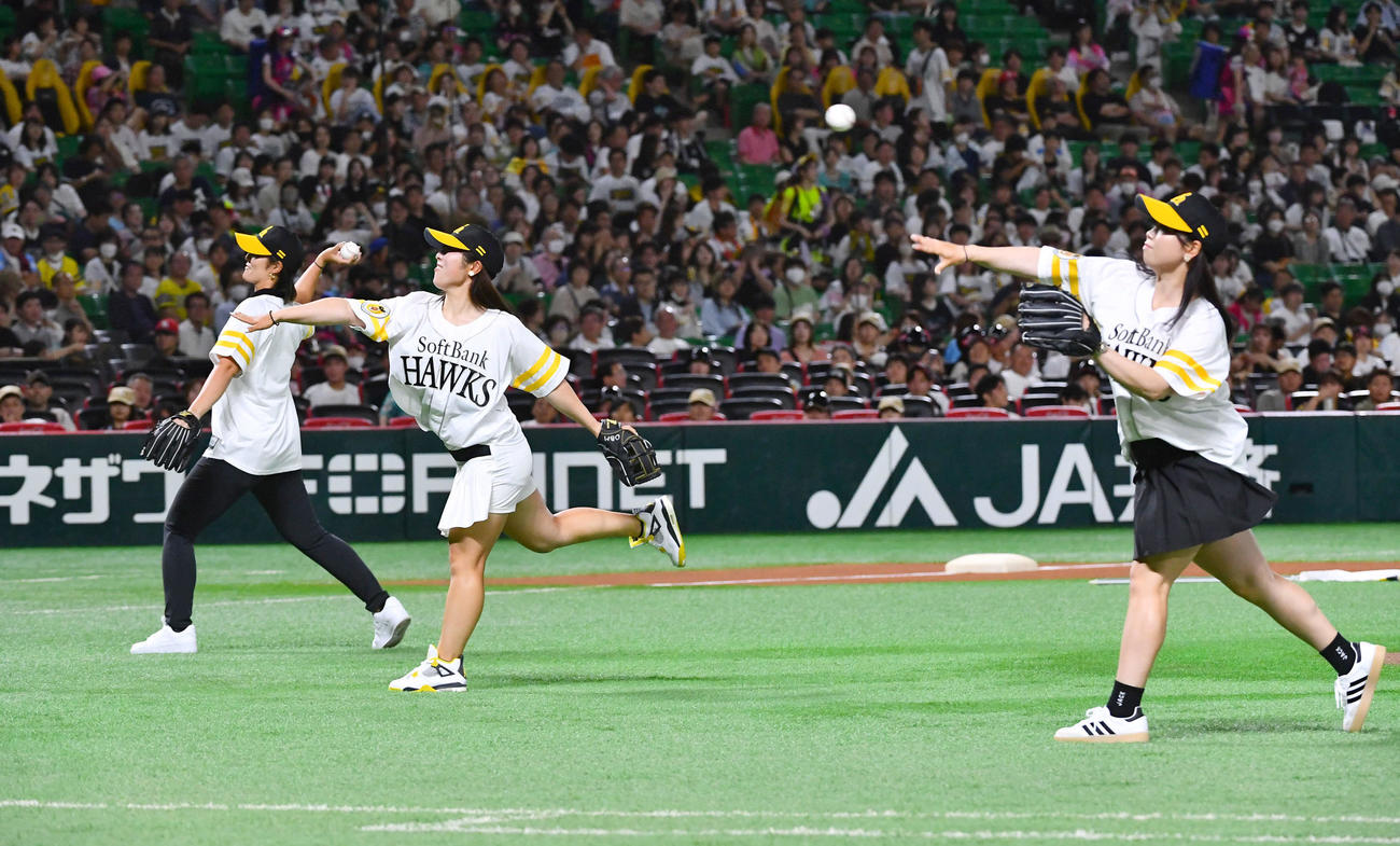 ソフトバンク対ロッテ　セレモニアルピッチを行う女子プロゴルファーの、左から渡辺彩香、佐久間朱莉、後藤未有（撮影・岩下翔太）